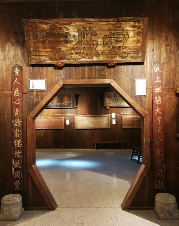 天下第一关匾额朝_启功题书画院扁匾额_匾额怎么量