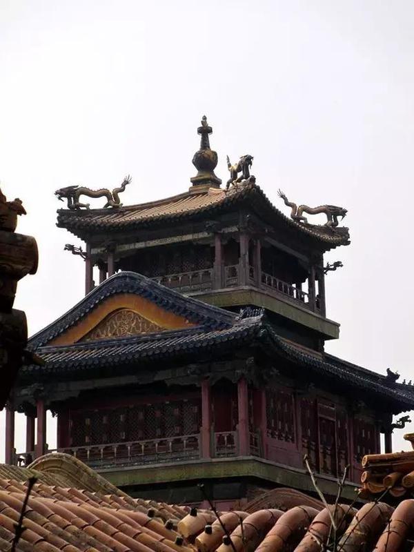 故宫匾额图片_故宫匾额._故宫匾额上有一根箭