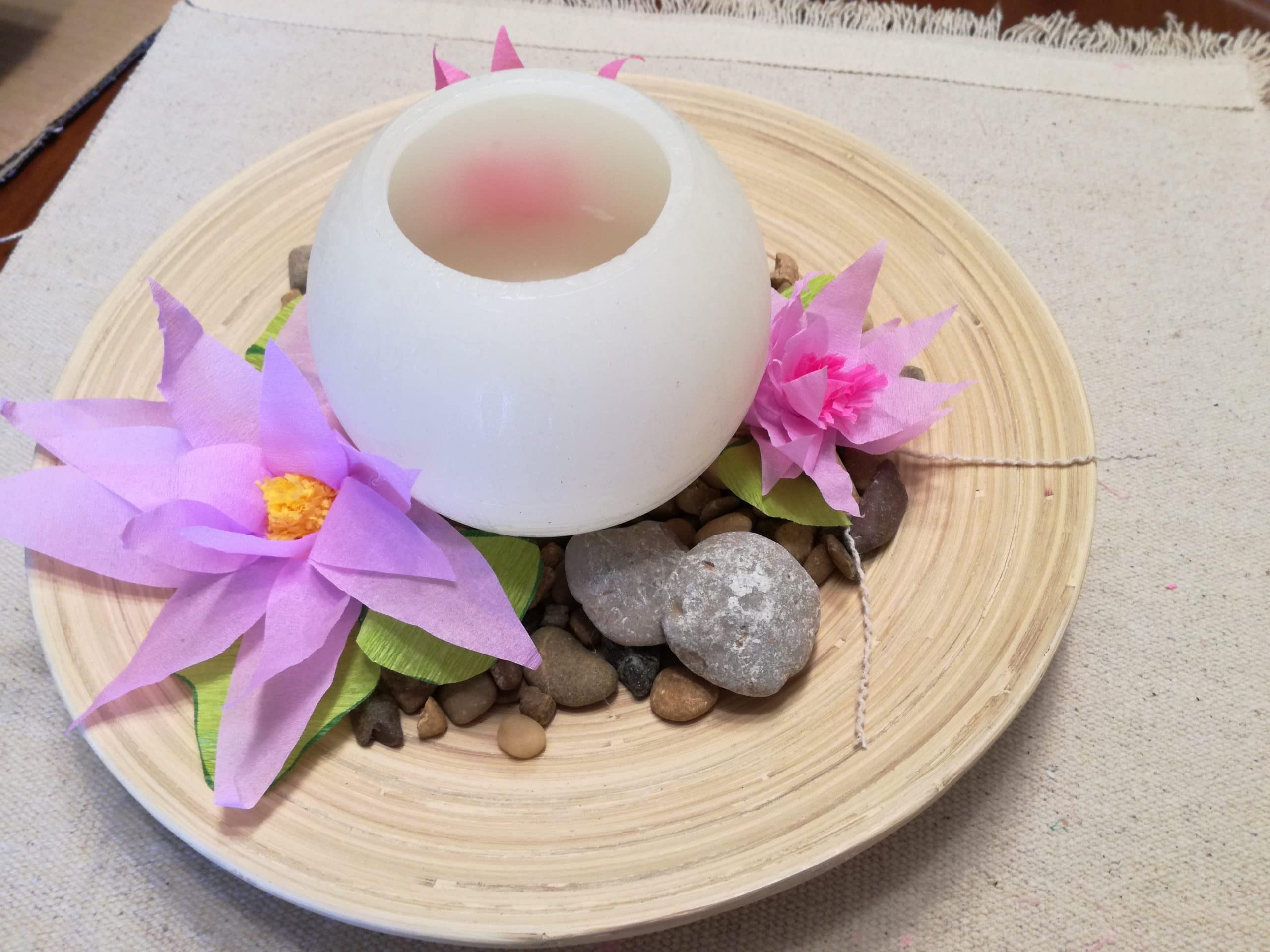 用石头和鲜花装饰的中心装饰品